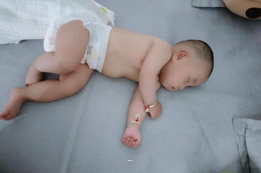 沅江宝宝突然很多眼屎